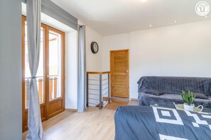 2 bedrooms, iron/ironing board, travel cot, free WiFi