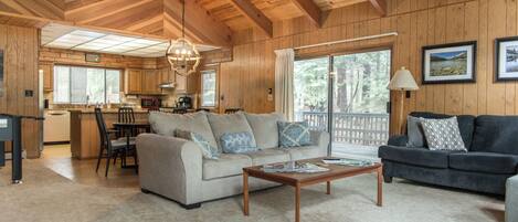 Fernseher, Kamin, Tischfußball