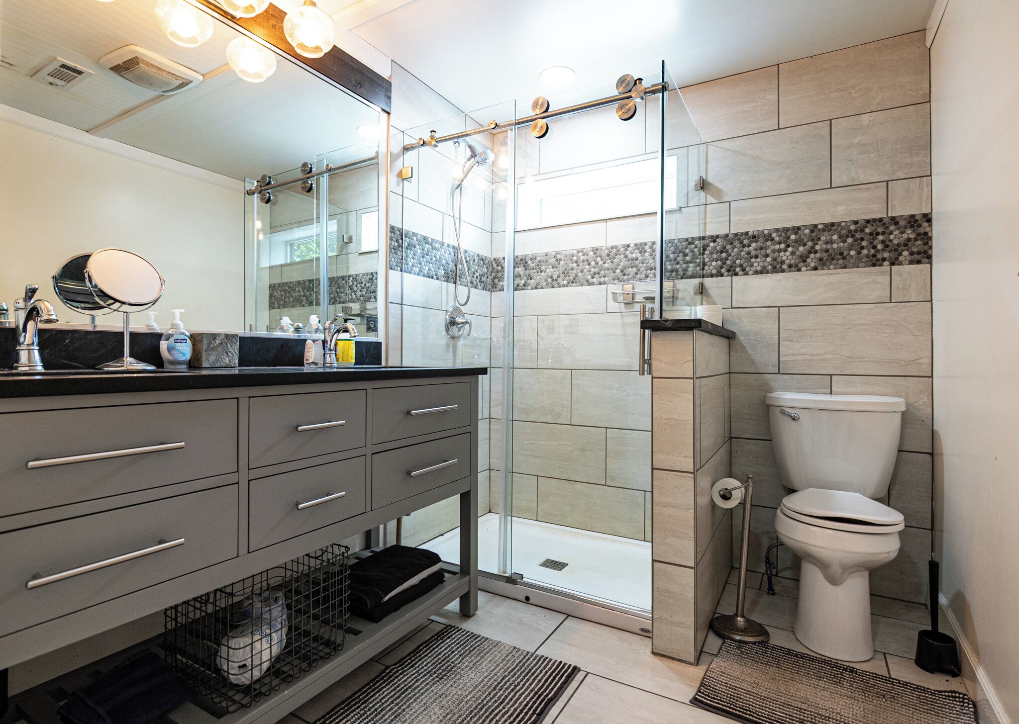 Douche, serviettes fournies, savon, papier toilette