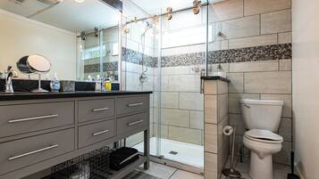 Douche, serviettes fournies, savon, papier de toilette