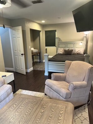 3 عدّة غرف نوم ومكواة/لوح كي وواي فاي وملاءات أسرّة