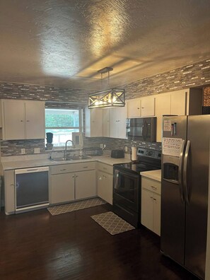 ميكروويف، فرن، موقد طهي مسطح، غسالة أطباق