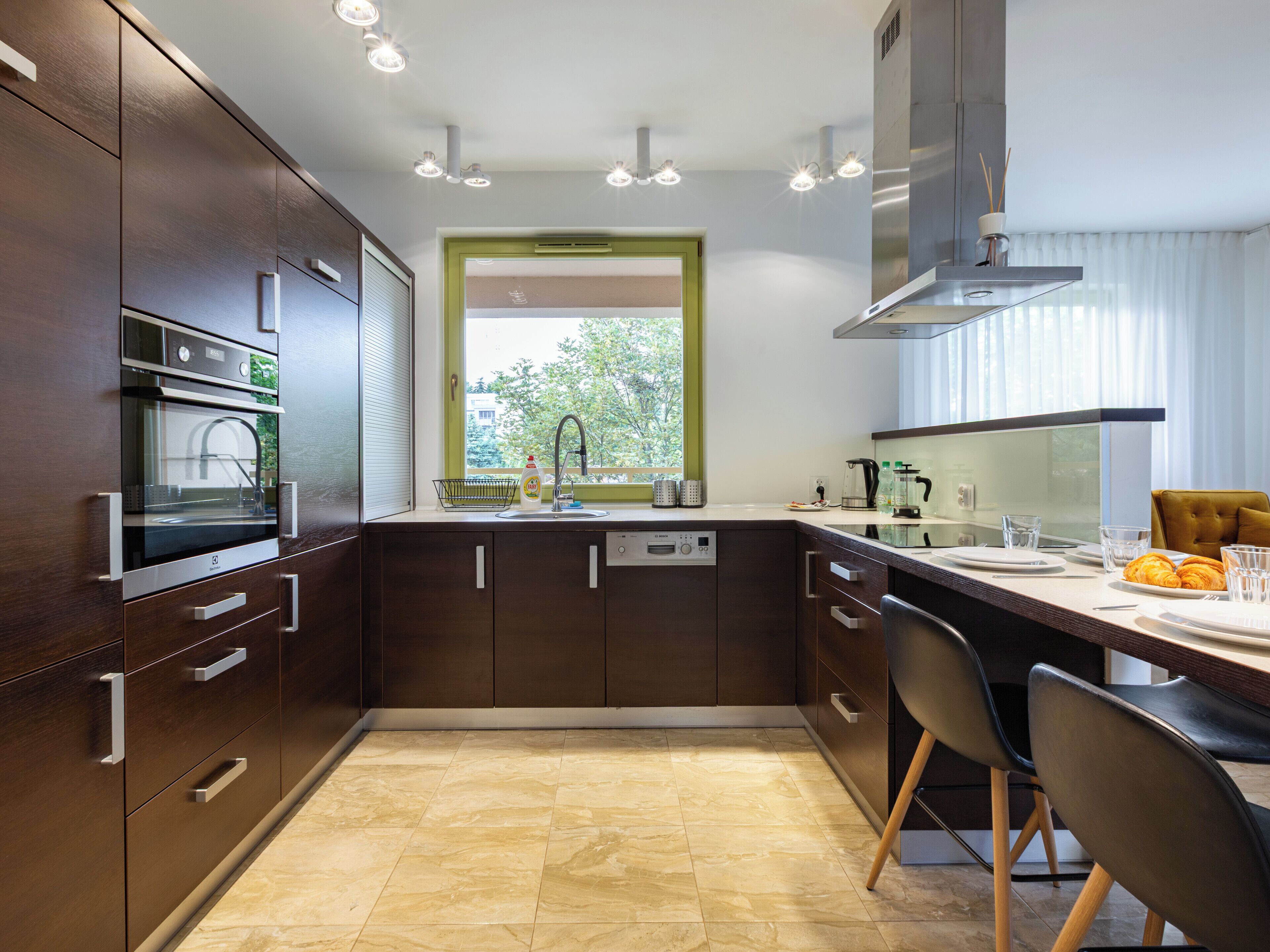 Réfrigérateur, four, plaque de cuisson, lave-vaisselle