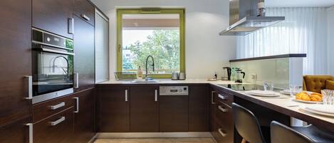 Réfrigérateur, four, plaque de cuisson, lave-vaisselle