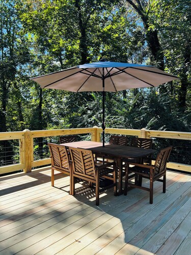 Charming house on Lake Hartwell ~ Sleeps 12~ Fishing ~ 11 miles to Clemson