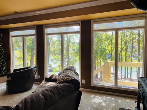 Charming house on Lake Hartwell ~ Sleeps 12~ Fishing ~ 11 miles to Clemson