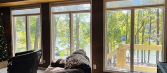 Charming house on Lake Hartwell ~ Sleeps 12~ Fishing ~ 11 miles to Clemson