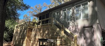 Charming house on Lake Hartwell ~ Sleeps 12~ Fishing ~ 11 miles to Clemson