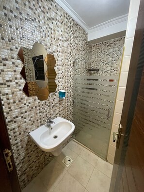 Apartment, 1 Bedroom, Accessible, Smoking | Bathroom