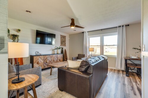 STYLISH TWIN CONDOS, sleeps 12, private fenced yards, firepits, easy parking