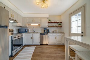 Fridge, microwave, oven, stovetop - The Elizabethton Duo (Elizabethton)