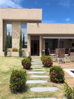 Outdoor dining - Cond. House Closed Season 3/4 with air conditioning in Jacuipe/Guarajuba (Camaçari)