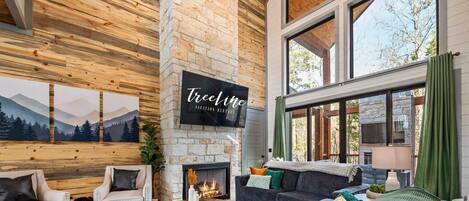 TV connectée, cheminée, table de tennis de table