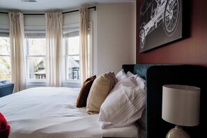 8 bedrooms, desk, iron/ironing board, travel crib