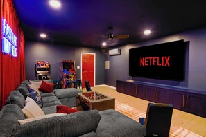 テレビ、テーブルサッカー台、書斎 / ワークスペース