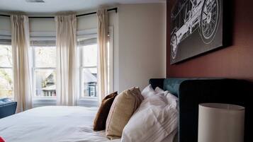 8 chambres, bureau, fer et planche à repasser, lit parapluie