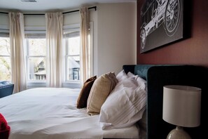8 Schlafzimmer, Schreibtisch, Bügeleisen/Bügelbrett, Reisekinderbett