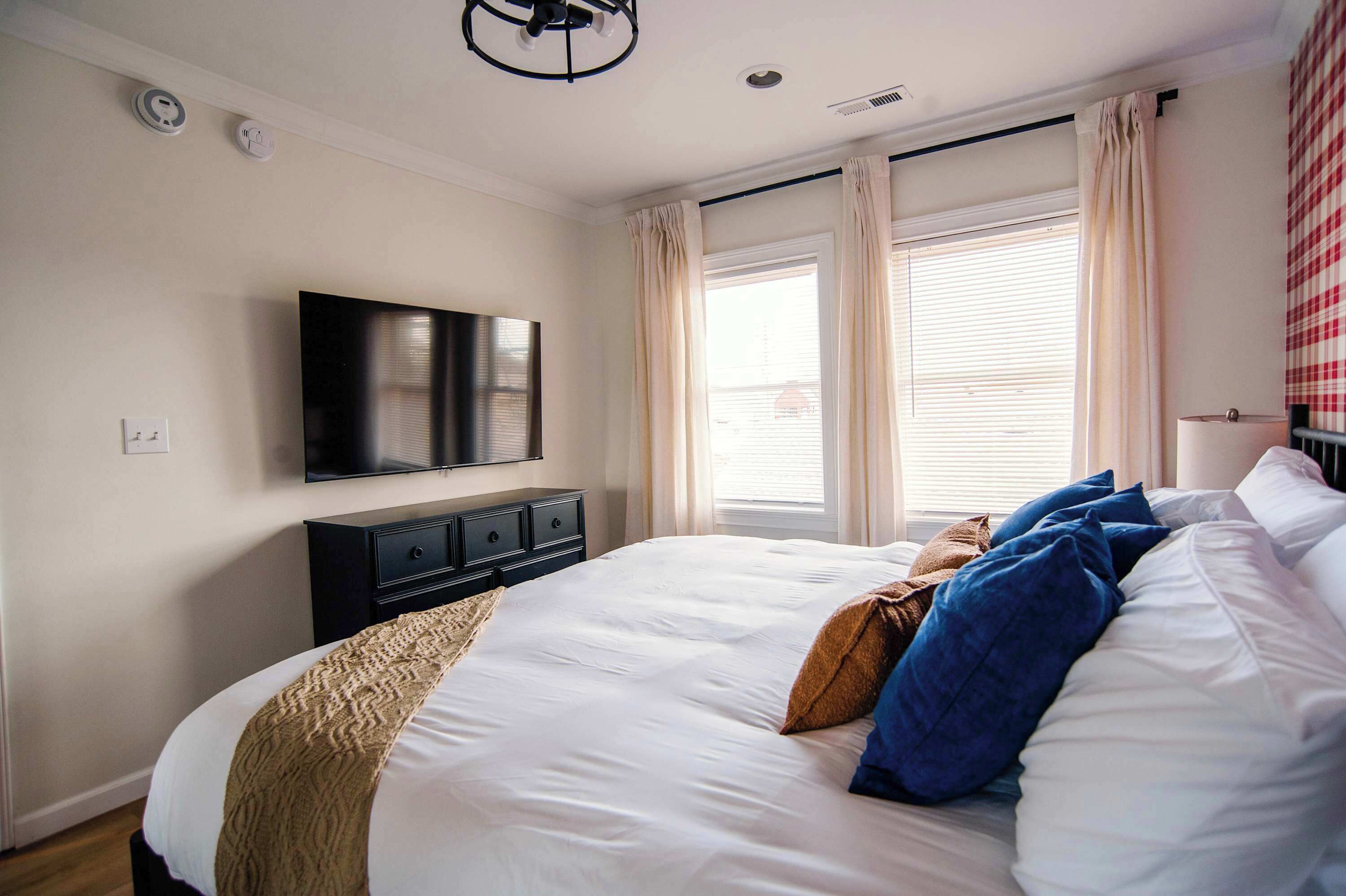 8 Schlafzimmer, Schreibtisch, Bügeleisen/Bügelbrett, Reisekinderbett