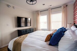 8 室のベッドルーム、デスク、アイロン / アイロン台、旅行用ベビーベッド