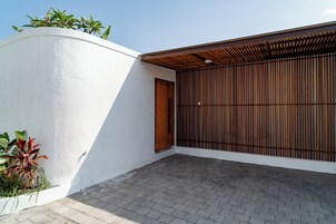 Pintu masuk properti