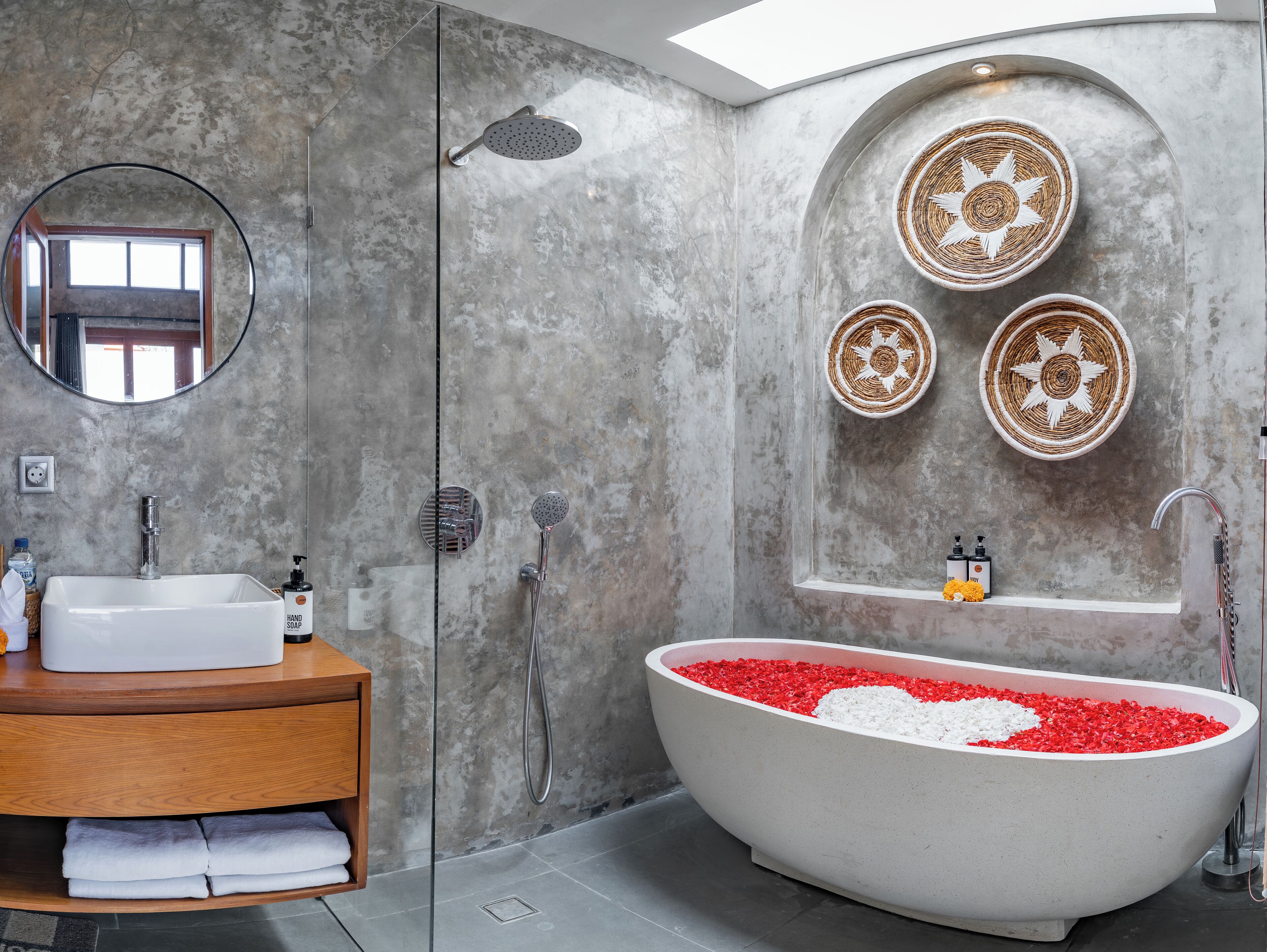 Villa, 1 slaapkamer, privézwembad | Badkamer | Een aparte badkuip en douche, een regendouche, badjassen, een bidet