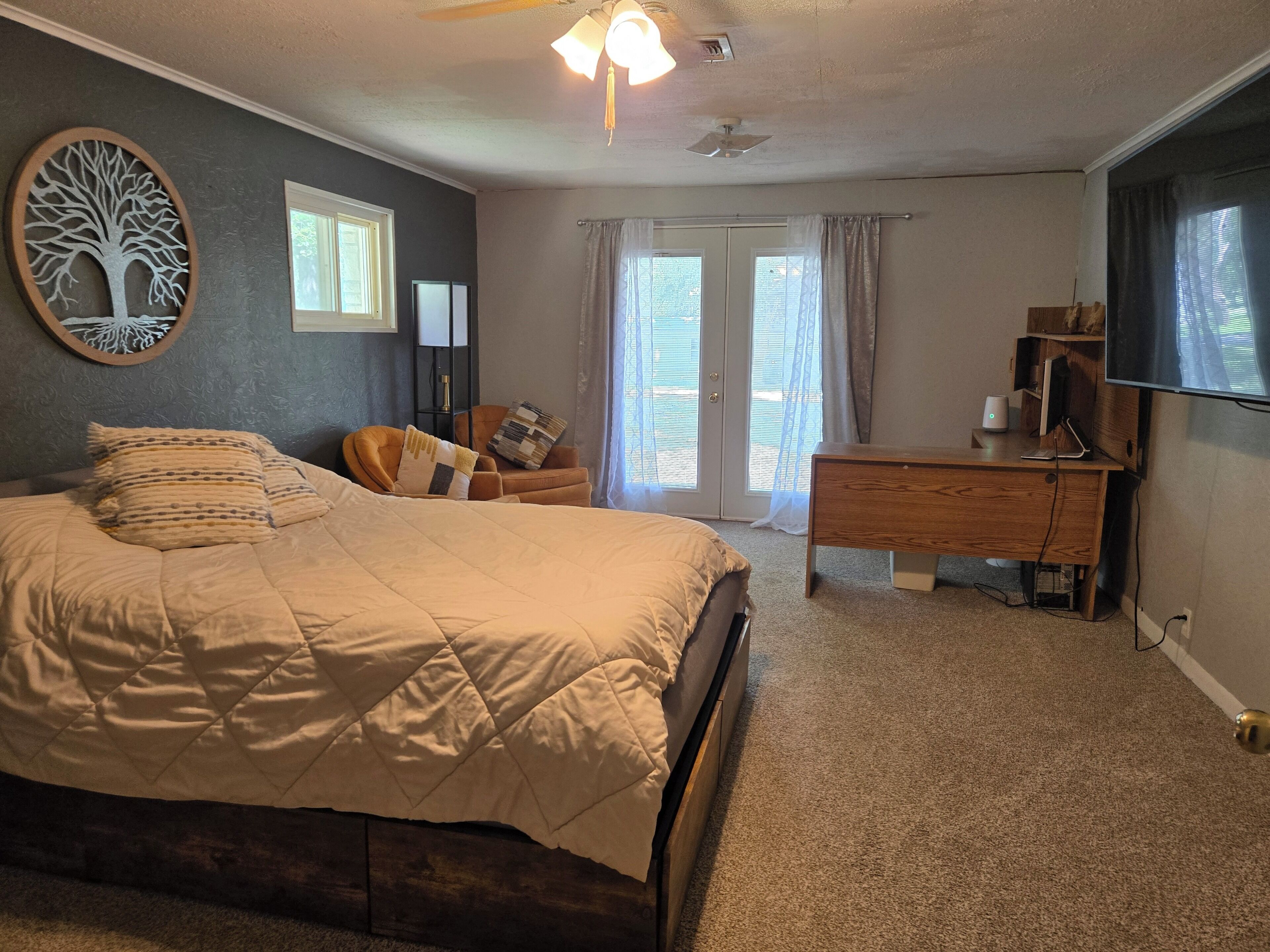 3 soverom, skrivebord, strykejern/-brett og internettilgang