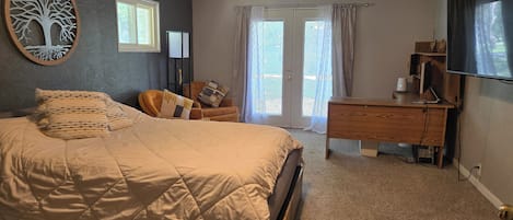 3 bedrooms, desk, iron/ironing board, Internet