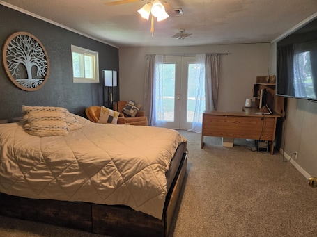 3 bedrooms, desk, iron/ironing board, free WiFi. Delightful 3-bedroom house with AC in Fall River