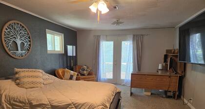 Delightful 3-bedroom house with AC in Fall River