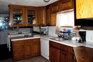 Microwave, oven, stovetop, dishwasher - Delightful 3-bedroom house with AC in Fall River (Fall River)