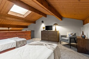 3 habitaciones, tabla de planchar con plancha y cuna de viaje