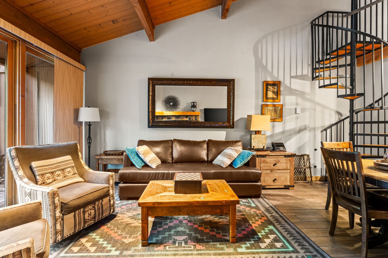 TV connectée, cheminée, livres