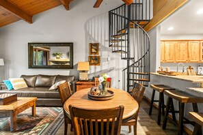 Smart TV, chimenea, libros