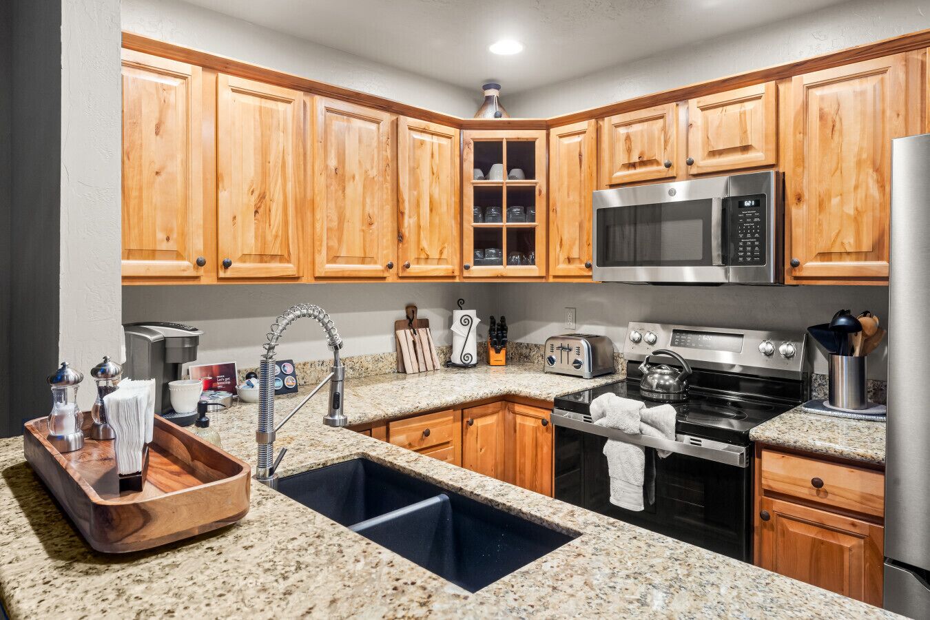 Kylskåp, mikrovågsugn, ugn och spishäll