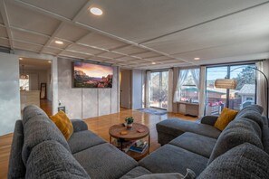 Smart-TV, peis og bøker