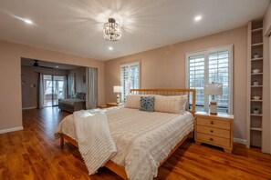 2 soverom, skrivebord, strykejern/-brett og reiseseng for barn