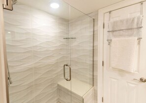 Douche, sèche-cheveux, serviettes fournies, savon