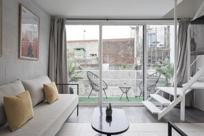 Comfort Apartment, City View | Living area