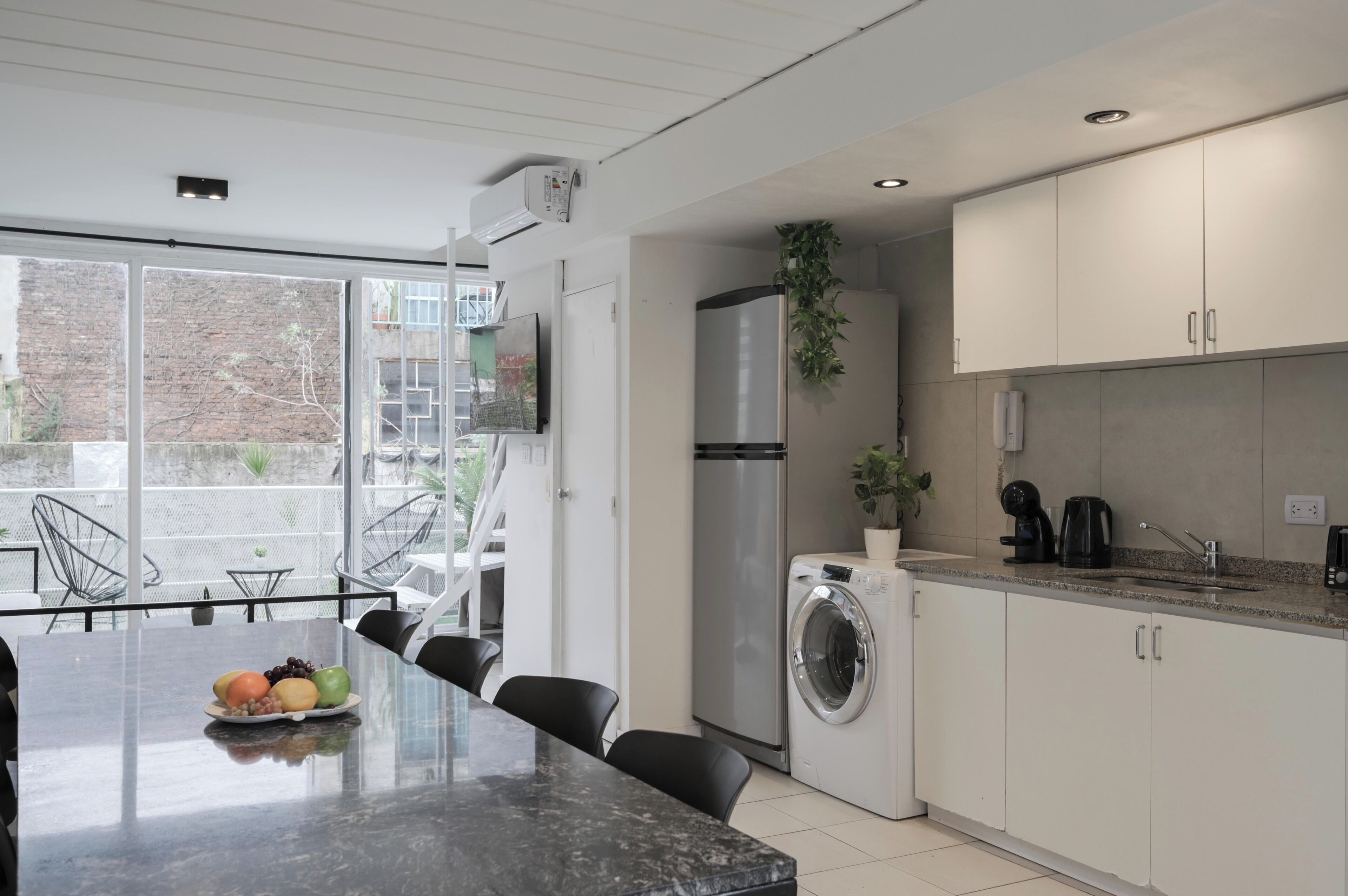 Apartamento, 2 quartos | Cozinha privada | Micro-ondas, fogão, cooktop, talheres/pratos/utensílios de cozinha