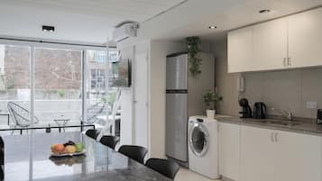 Apartamento, 2 quartos | Cozinha privada | Micro-ondas, fogão, cooktop, talheres/pratos/utensílios de cozinha
