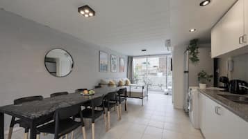 Departamento, 2 habitaciones | Cocina privada | Microondas, horno, parrilla de estufa y utensilios de cocina