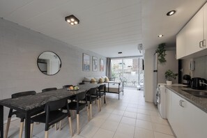 Apartamento, 2 habitaciones | Cocina privada | Microondas, horno, placa de cocina y utensilios de cocina