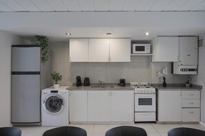 Microonde, forno, piano cottura, pentole/stoviglie/utensili