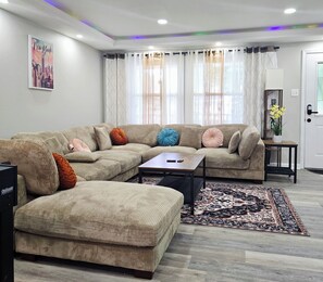 Téléviseur connecté, foyer, table de baby-foot