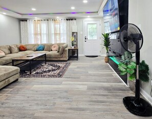 Smart TV, fireplace, foosball - Spacious & beautiful 4-bedroom in a peaceful Severn, close to DC & Baltimore (Severn)