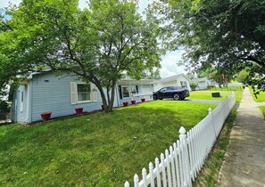 Property grounds - Spacious & beautiful 4-bedroom in a peaceful Severn, close to DC & Baltimore (Severn)