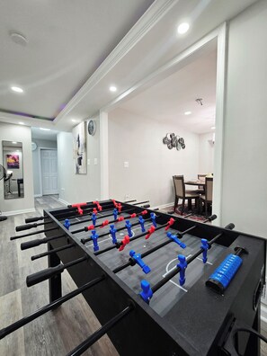 Games room - Spacious & beautiful 4-bedroom in a peaceful Severn, close to DC & Baltimore (Severn)