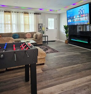 Games room - Spacious & beautiful 4-bedroom in a peaceful Severn, close to DC & Baltimore (Severn)