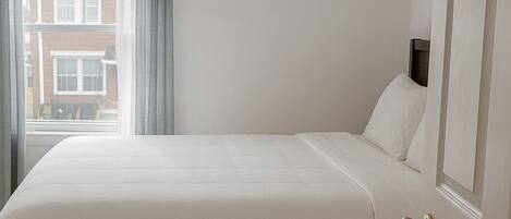 4 bedrooms, iron/ironing board, internet, bed sheets