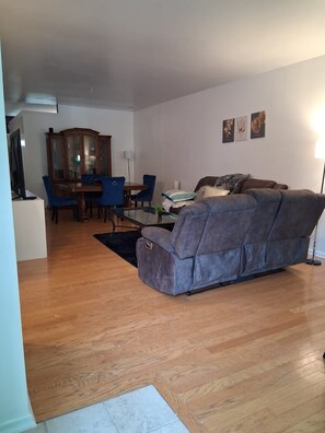 TV - 	Spacious 4BR Retreat in Newark – Sleeps  10+, Near NYC , American dream mall, (Newark)